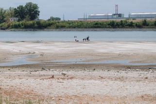 Maďaři staví na Dunaji nouzovou hráz. Potopili kvůli tomu dva 80metrové čluny