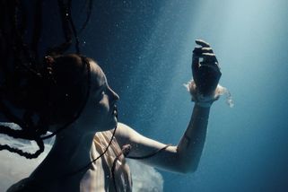 Zpěvačka Klara Black strávila s písní Caged noc pod vodou bez použití potápěčského přístroje - Novinky