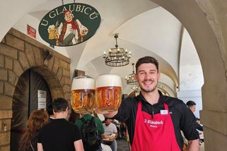 Pivo v centru Prahy: desítka u Karlova mostu za 120 korun, plzeň opodál za 49 - Novinky