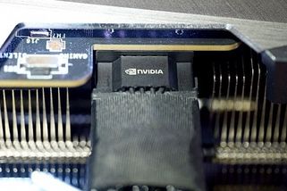 Další spálená GeForce RTX 5090: Uživatel použil speciální kabel s teplotní ochranou, přesto mu konektory shořely