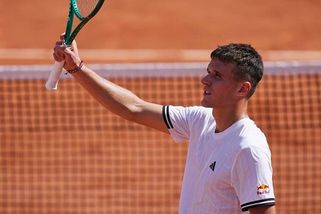 Kolaps Menšíka vyděsil Paříž. Tenisty kosí vedro, Djokovič žádá radikální řešení