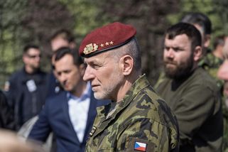 Novou koncepci armády probere generálská rada. Hlaváč na výboru žádal o vyškrtnutí