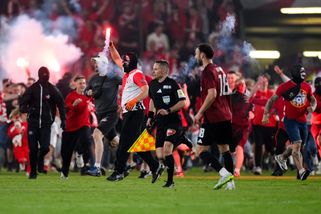 Reportéři ČT zjišťovali, proč fotbalové kluby nedokáží zajistit zákaz pyrotechniky