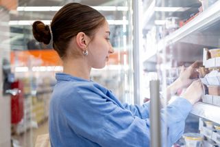 Test čerstvých mlék ze supermarketu: Zklamaly i známé značky, vyhrálo nejlevnější za 19 korun