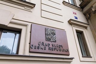 Z lidskoprávních rad vlády rezignovalo k dnešku kvůli přesunu agend 53 expertů - Seznam Zprávy