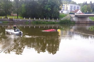 Dodávka sjela do Lužnice, tahali ji hasiči - Novinky