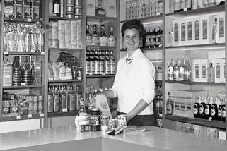 Retro okénko: Vzpomínáte na Tuzex? Za bony se tam daly koupit žvýkačky, kvalitní čokoláda, whisky i káva