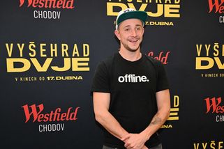 Ponížení Jakuba Štáfka: Fanoušci Baníku filmového Laviho vypískali, herec rychle zmizel pryč – eXtra.cz