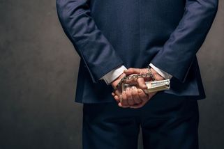 Vydával se za zástupce firmy z Dubaje. S oběťmi podvodu se scházel osobně - Novinky