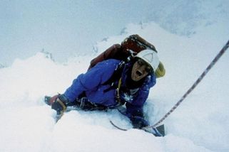 Kamarád přeřízl lano a nechal ho v horách. Boj o život Joea Simpsona inspiroval slavný film - Médium.cz