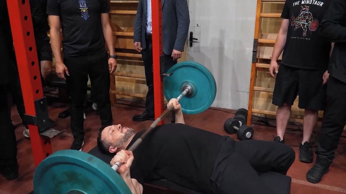 Zelenskyj si zastřílel lukem, zvedal činky a zahrál si ping pong - Novinky