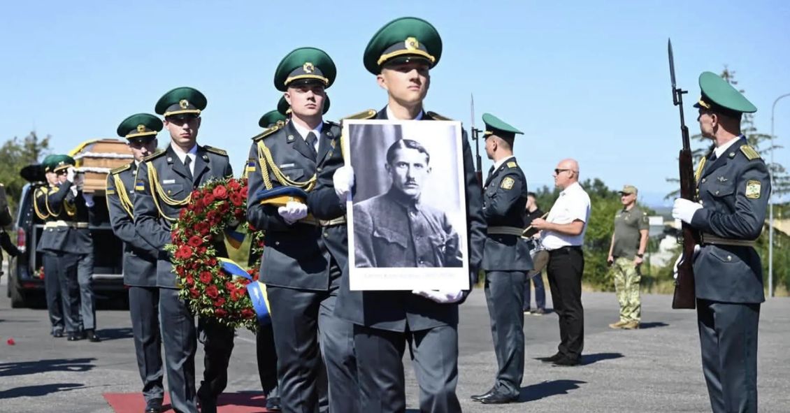 S poctami byl do Kyjeva převezen popel Jevhena Konovalce, šéfa ukrajinských nacionalistů - Echo24.cz