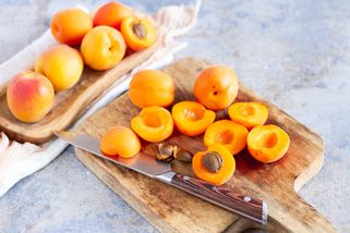 Jak vypeckovat meruňky bez nepořádku a zbytečných ztrát? Tyto 2 triky vám usnadní práci | Apetit