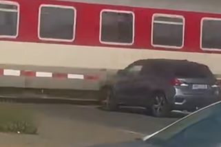 VIDEO: Hazard na přejezdu. Auto muselo ve Střeni prorazit závory, smetl by ho vlak