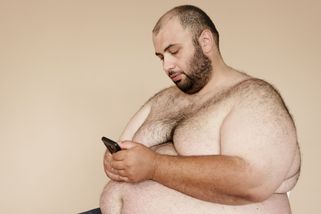 Říká, že je jen unavený z práce? Pokud muž zároveň přibírá a ztrácí svaly, může tělo hlásit problém, tvrdí androlog