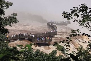 Vodopád Iguazú burácí pětkrát silněji než obvykle - Novinky