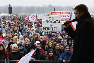 Na pražské Letné se sešly tisíce odpůrců protiepidemických opatření - Novinky