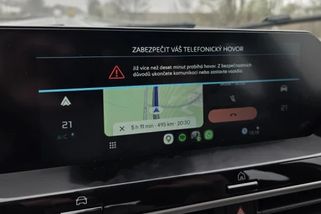 Komentář: Telefonujete příliš dlouho, zastavte auto. Bezpečnostní systémy už to začínají přehánět