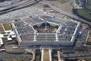 Pentagon žádá plný přístup k chatbotu Claude. Jinak hrozí dalekosáhlou odvetou - Seznam Zprávy