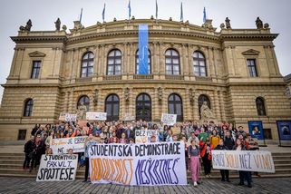 „Buďme realisté, požadujme nemožné!“ Fotoreportáž ze studentské demonstrace v Praze