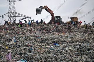 Fotky: Město v odpadcích. Sesunutá skládka trvale zvýšila i hladinu řeky - Seznam Zprávy