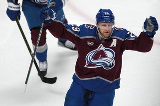 NHL | McDavid, MacKinnon a Kučerov se ucházejí o Hartovu trofej - Sport.cz
