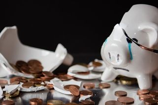 Kolik by měla mít běžná rodina finanční rezervu? Podle odborníků jde minimálně o 240 000 Kč - Médium.cz
