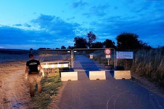Cyklista u Brna ignoroval zákaz vjezdu na stavbu. Spadl přímo před radlici bagru - Novinky