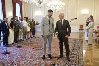 Prezident Pavel od šampionů v šermu a vodním slalomu dostal fleret a pádlo | ČeskéNoviny.cz