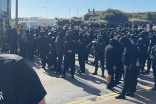 Dopravu do přístavu v Doveru blokují maskovaní demonstranti - Novinky