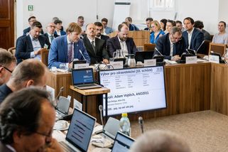 Vojtěch odmítá ustoupit regionům: Onkologické operace, u nichž není druhá šance, patří do center