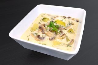 Žampionová polévka s bramborami a koprem: Smetana jí dodá krásně jemnou chuť | Vaříme s Mozkem