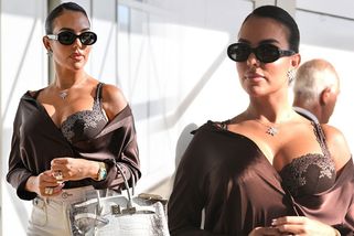 Dobrý den, ňadro ven. Ronaldova Georgina šokovala svým outfitem na festivalu v Benátkách. Kabelku měla za dva miliony - Super.cz