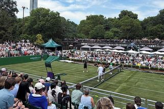 Fanoušek pořídil místa ve Wimbledonu za 16 milionů. Sednout si na ně ale letos nemůže - Sport.cz