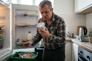 Strach z prošlého jídla je mýtus. Výrobci vás nutí vyhazovat nezávadné potraviny kvůli ziskům - Médium.cz
