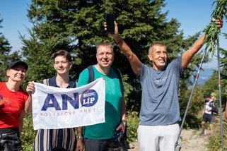Lidé na síti se baví Babišem. Zmatený děda v lese a zadýchaný vnuk