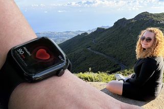 Banální uklouznutí se změnilo v drama. Češce zachránily život chytré hodinky