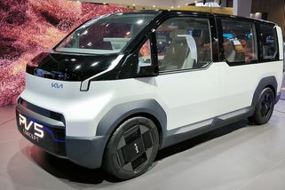 Postavila Kia nejlepší auto pro rodiny? Do Česka přijelo za cenu, kterou dosud nikdo nenabízel. Zajímavější než Multivan