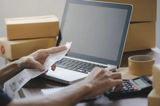 Jedna kapsa, dvě faktury. Finančák si na oblíbenou praxi posvítí