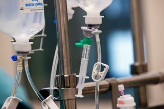 Mzdy v nemocnicích prudce rostou. Peníze jsou ale vykoupeny hodinami přesčasů - Seznam Zprávy