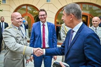 Armádu opouští generál, který bojoval na misích, osvědčil se během covidu a kryl skandál podřízených