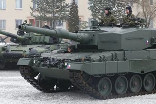 Tanky potkáte na běžné dálnici. Česká armáda zkouší historickou novinku - Echo24.cz