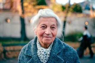 České důchodkyně neustále opakují tuhle obrovskou chybu v oblékání. Myslí si, že omládnou a přitom si nevědomě naopak přidávají roky
