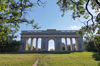 Jeden den ve Valticích: Reistna, slunce, Brána druidů a Salon vín - Médium.cz