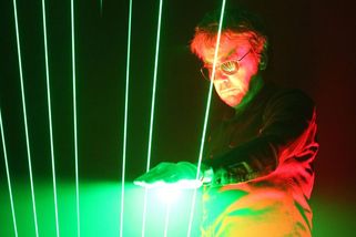 Jean-Michel Jarre: Retrofuturistická hudba z vesmíru, která trhala rekordy návštěvnosti - Médium.cz