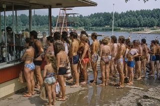 Takhle jsme si za socialismu v létě dopřávali: Nanuky za korunu, řízek mezi chleby a mastný langoš - Médium.cz