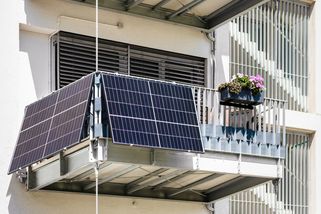 Stát chystá nová pravidla pro balkonovou fotovoltaiku. Lidé v bytech mohou ušetřit desetitisíce bez složitého papírování
