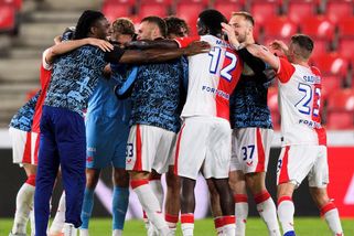 Pět minut a slávisté zmizeli v kabině. Prázdný Eden viděl smutnou oslavu titulu - Sport.cz