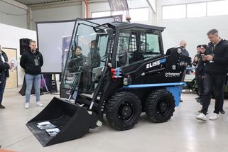 Češi vyvinuli nejmenší elektrický smykem řízený nakladač