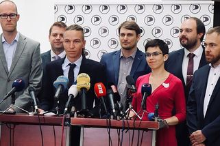 Kdo potopil pirátskou loď? Bartoš se přeprogramoval, Lipavský utrhl kormidlo - Médium.cz